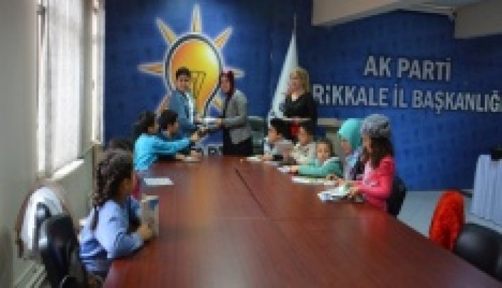 AK Parti Kadın Kollarından Öğrencilere Kitap