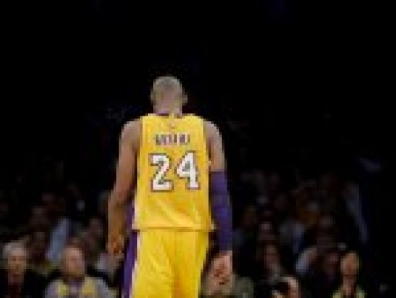 Kobe Bryant basketbola veda etti