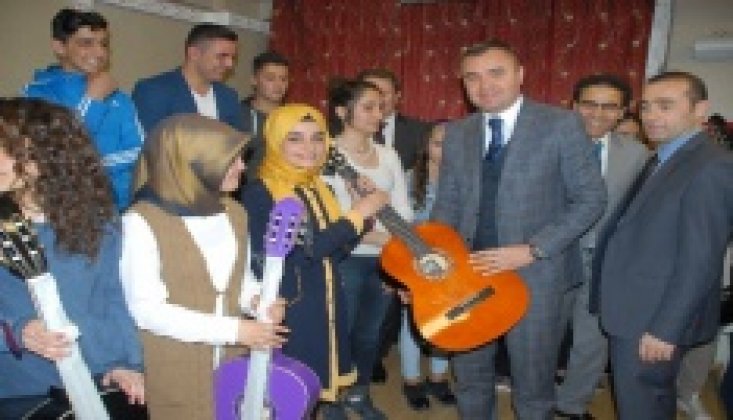 Öğrencilere Bağlama Ve Gitar Hediye Edildi