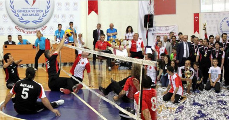 Oturarak Voleybol'da şampiyon Ankara takımı