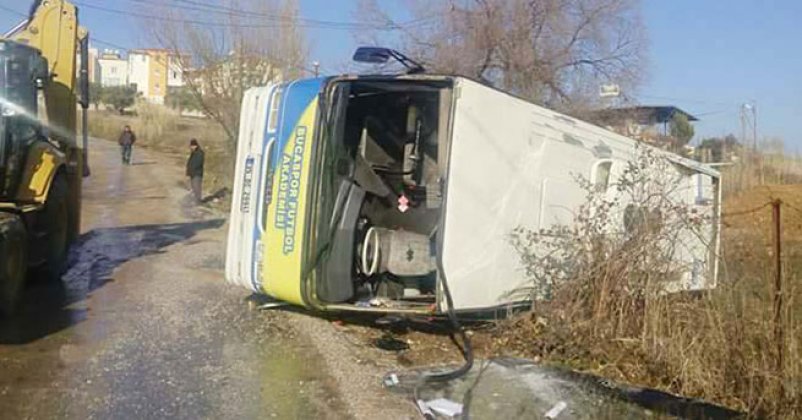 Bucasporlu minikleri taşıyan otobüs kaza yaptı